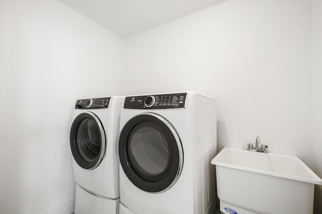331 Honey Tree Way, Ann Arbor, MI 48103 - laundry area with washing machine and clothes dryer