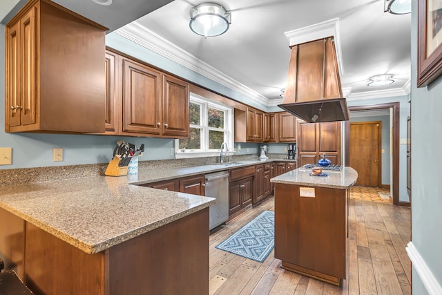 5340 Squires Manor Rd, Jackson, MI 49201 - kitchen with appliances with stainless steel finishes, a sink, light wood-style floors, crown molding, and a peninsula