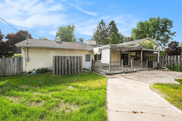 823 W Park Dr, Niles, MI 49120 - view of front facade featuring a chimney