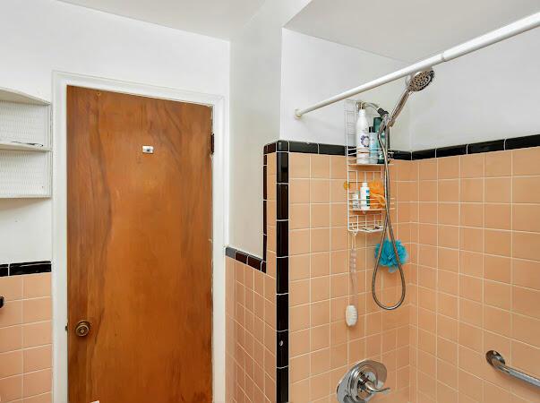 23165 Church St, Oak Park, MI 48237 - full bath with tub / shower combination