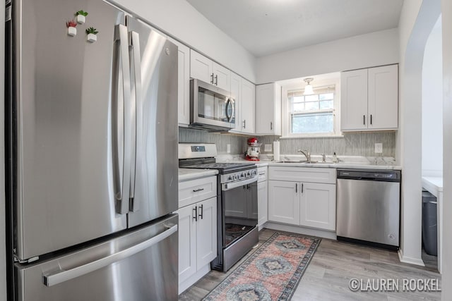 839 Joslin St SE, Grand Rapids, MI 49507 - kitchen featuring stainless steel appliances, a sink, light countertops, and backsplash
