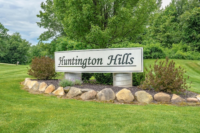 6606 Spaniel Dr, Kalamazoo, MI 49009 - community sign with a yard