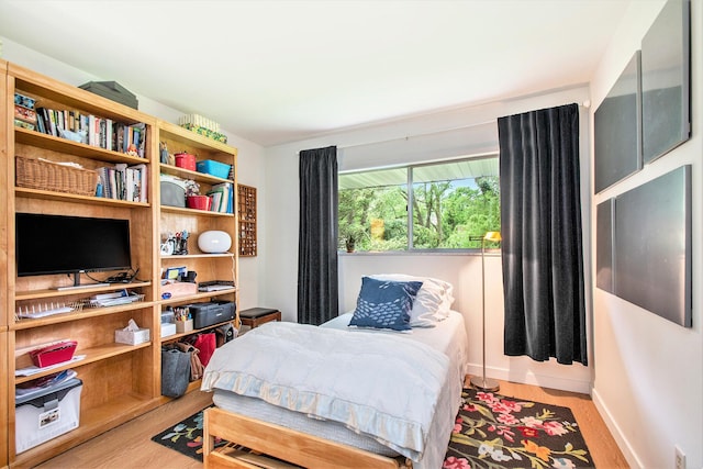 515 Springfield Cir, Niles, MI 49120 - bedroom with wood finished floors and baseboards