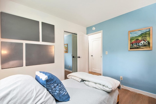 515 Springfield Cir, Niles, MI 49120 - bedroom featuring wood finished floors, baseboards, and a closet