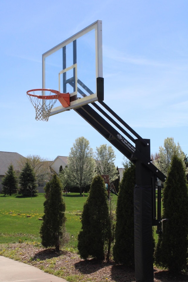 8460 Woodridge Dr, Davison, MI 48423 - view of sport court featuring a lawn and basketball hoop