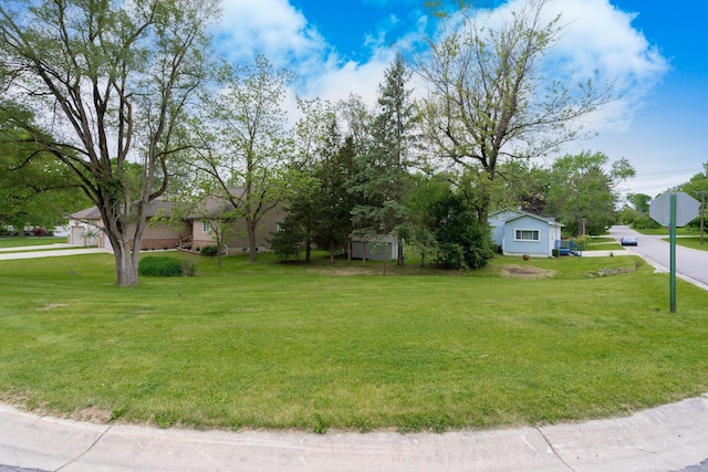 4121 Quebec St, Auburn Hills, MI 48326 - view of green lawn