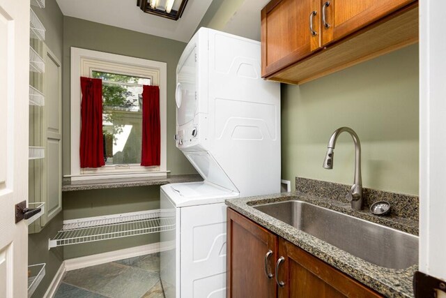 4936 Ravine Ct, Ann Arbor, MI 48105 - washroom with stacked washer / dryer, baseboards, and cabinet space