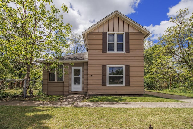527 Jackson St W, Battle Creek, MI 49037 - view of front of home featuring board and batten siding
