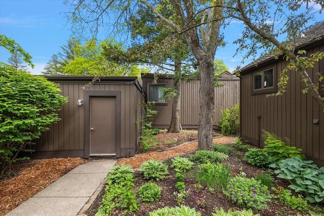 2 Eastbury Ct, Ann Arbor, MI 48105 - view of yard