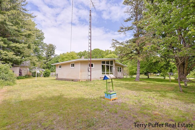 2576 Vine Ave, Muskegon, MI 49442 - back of property with a lawn
