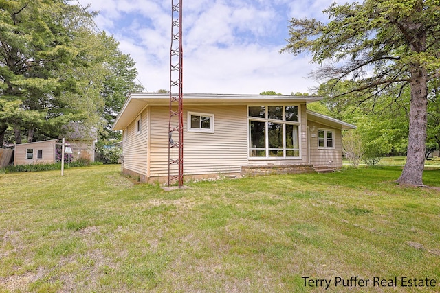 2576 Vine Ave, Muskegon, MI 49442 - rear view of house featuring a yard