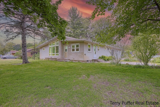 2576 Vine Ave, Muskegon, MI 49442 - view of front facade featuring entry steps and a front yard