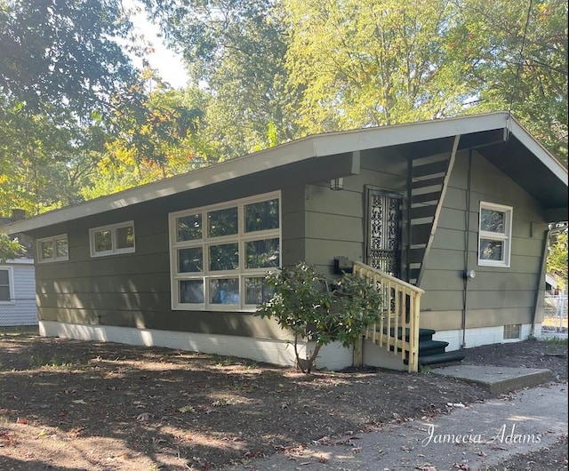 3351 Mona St, Muskegon, MI 49444 - view of side of property featuring crawl space