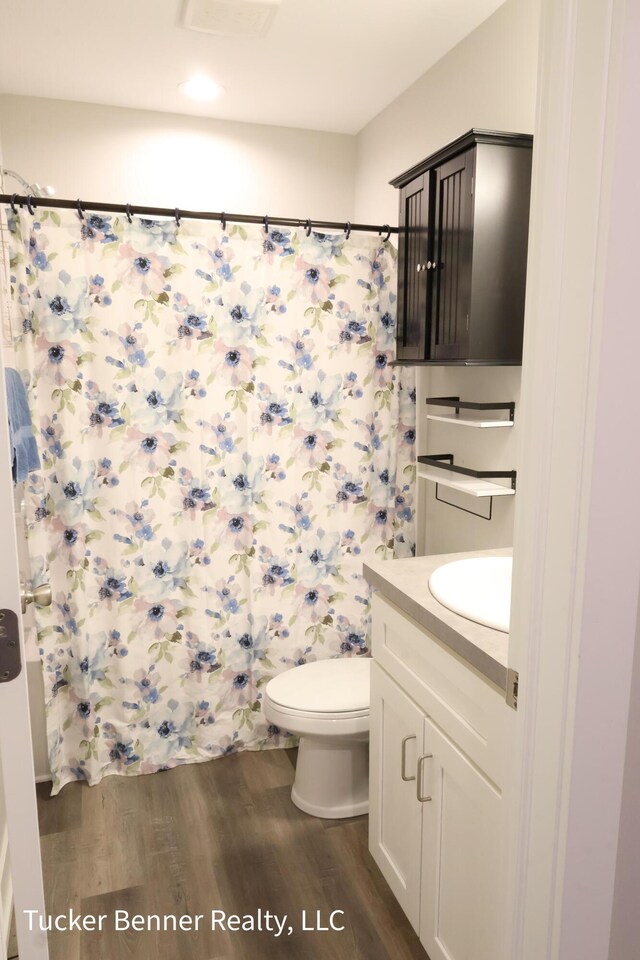 239 Monroe Ave, Muskegon, MI 49441 - full bath with wood finished floors, vanity, toilet, curtained shower, and recessed lighting