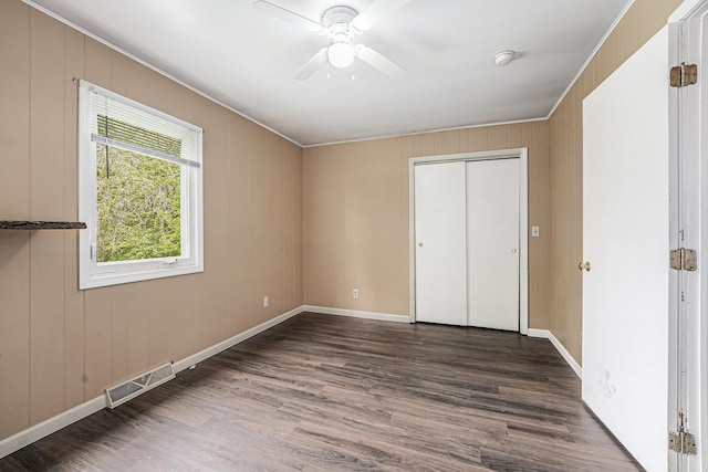 5643 Ivanrest Ave SW, Wyoming, MI 49418 - unfurnished bedroom featuring wood finished floors, baseboards, ceiling fan, crown molding, and a closet