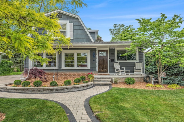 403 N Helen Ave, Rochester, MI 48307 - view of front of home featuring a front lawn, a gambrel roof, and covered porch