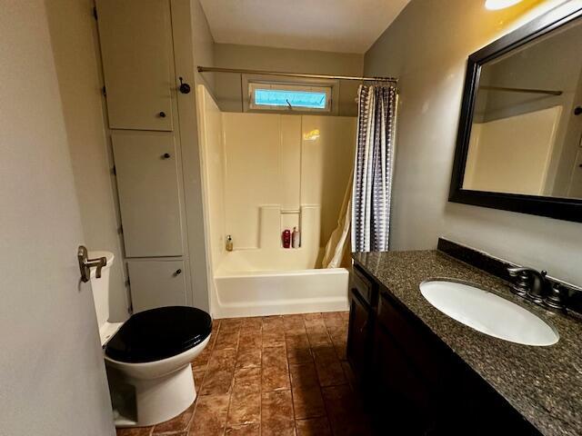 1566 N Fitzgerald Ave, Hesperia, MI 49421 - full bathroom with toilet, vanity, and shower / bath combo with shower curtain