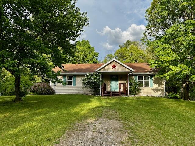 1566 N Fitzgerald Ave, Hesperia, MI 49421 - ranch-style home featuring a front yard