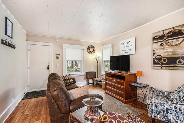 208 Nelson Ave, Kalamazoo, MI 49006 - living room with crown molding and wood finished floors