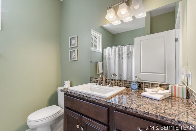 807 Lake St Unit 7, Saugatuck, MI 49453 - full bath featuring backsplash, toilet, vanity, and a shower with curtain