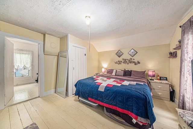 436 Portage St, Grass Lake, MI 49240 - bedroom featuring a textured ceiling, light wood-style floors, and lofted ceiling