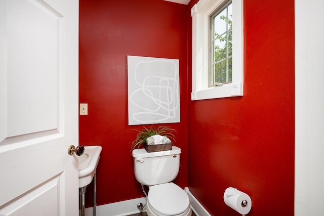 818 S 7th St, Ann Arbor, MI 48103 - bathroom featuring baseboards and toilet