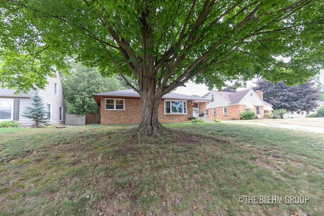 544 Shawmut Blvd NW, Grand Rapids, MI 49504 - ranch-style house featuring brick siding and a front yard