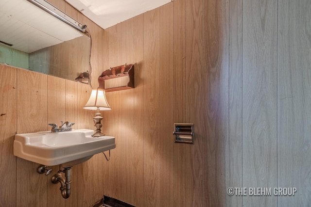 544 Shawmut Blvd NW, Grand Rapids, MI 49504 - bathroom with wooden walls