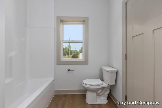 2076 W Lakewood Blvd, Holland, MI 49424 - full bath featuring toilet, baseboards, and wood finished floors