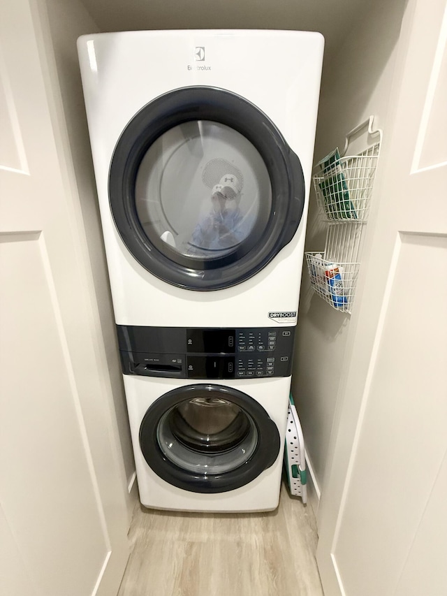 3633 Marina View Pt, Muskegon, MI 49441 - laundry room featuring stacked washing machine and dryer
