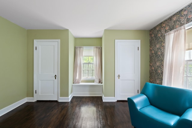 770 Bloomfield Blvd, Jackson, MI 49203 - living area with wood finished floors and baseboards