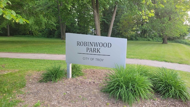 655 Robinwood Dr, Troy, MI 48083