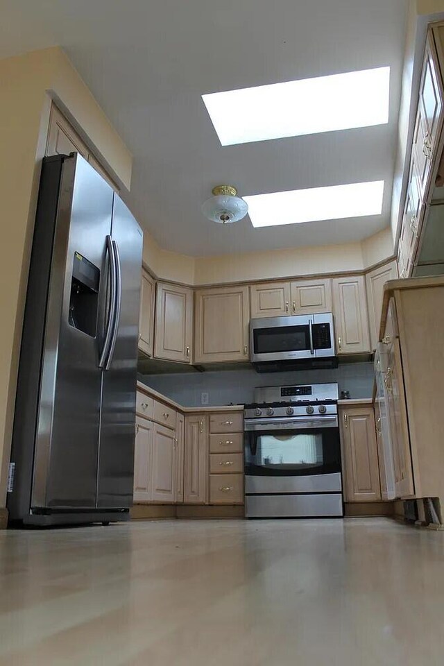 655 Robinwood Dr, Troy, MI 48083