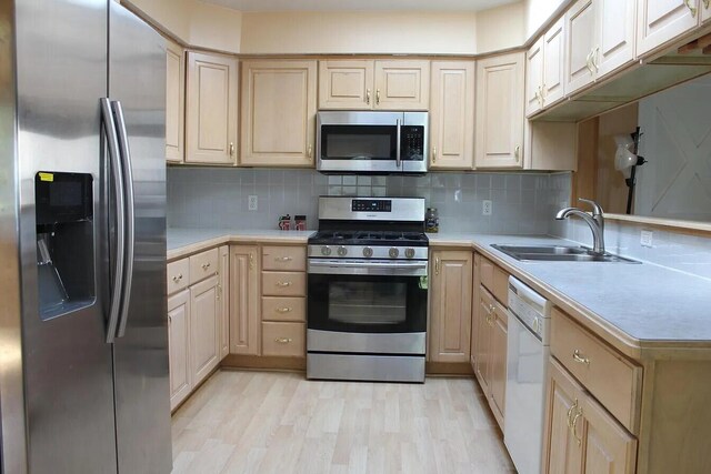 655 Robinwood Dr, Troy, MI 48083