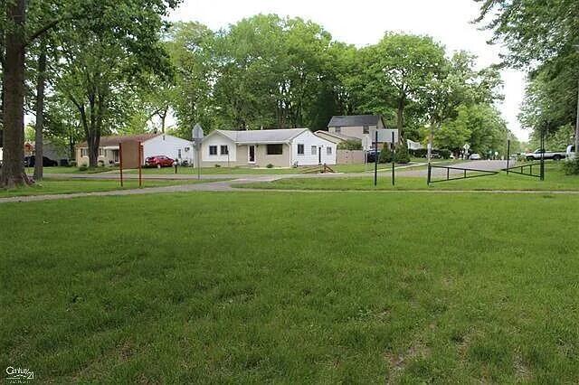 655 Robinwood Dr, Troy, MI 48083