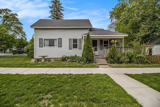 302 Wood St, Hart, MI 49420 - bungalow-style home featuring a porch and a front lawn