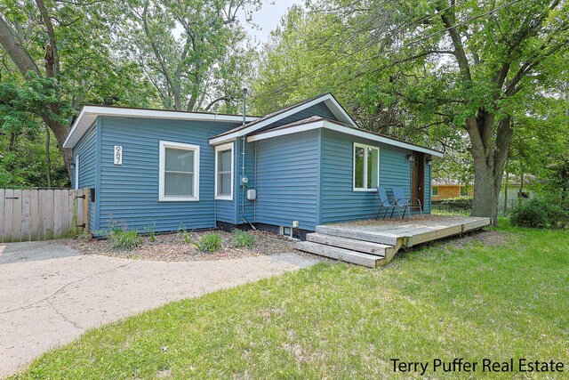 987 Oak Ave, Muskegon, MI 49442 - view of front of home featuring a deck