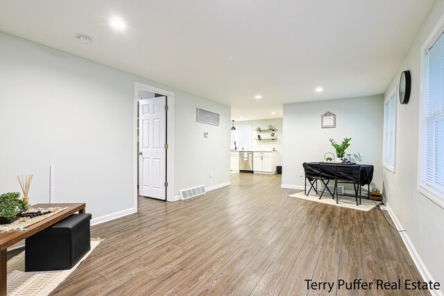 987 Oak Ave, Muskegon, MI 49442 - sitting room featuring light wood-type flooring, recessed lighting, and baseboards