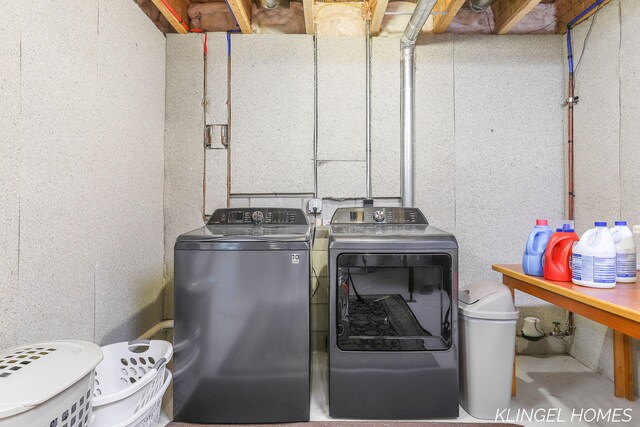 926 N Sandalwood Cir, Muskegon, MI 49441 - laundry room featuring washing machine and dryer