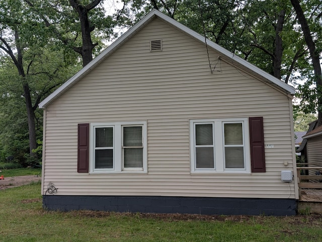 157 S Kenwood St, Muskegon, MI 49442 - view of side of property with crawl space