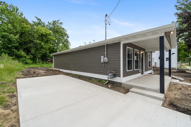 307 N Perrine St, Jackson, MI 49201 - view of side of property featuring covered porch