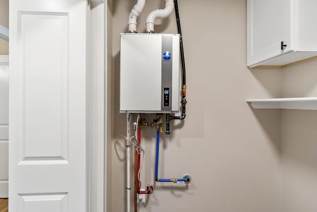 307 N Perrine St, Jackson, MI 49201 - utility room featuring water heater