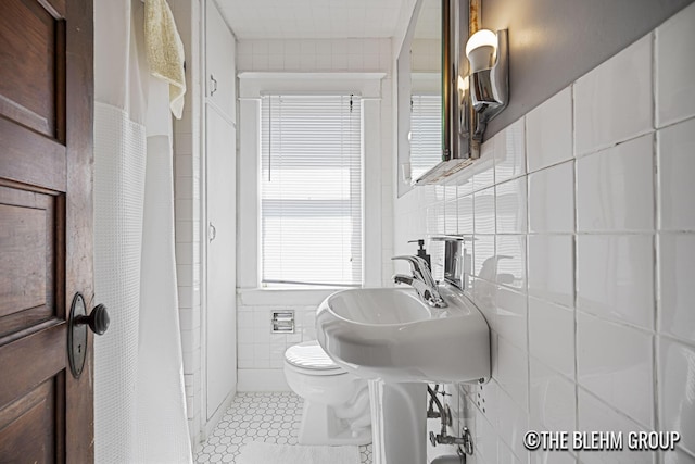 200 Richards Ave NW, Grand Rapids, MI 49504 - full bath featuring tile walls, tile patterned flooring, and curtained shower