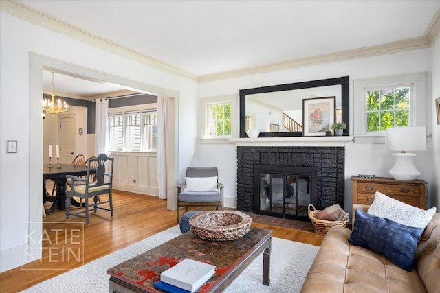859 Orchard Ave SE, East Grand Rapids, MI 49506 - living room featuring ornamental molding, a chandelier, plenty of natural light, and wood finished floors