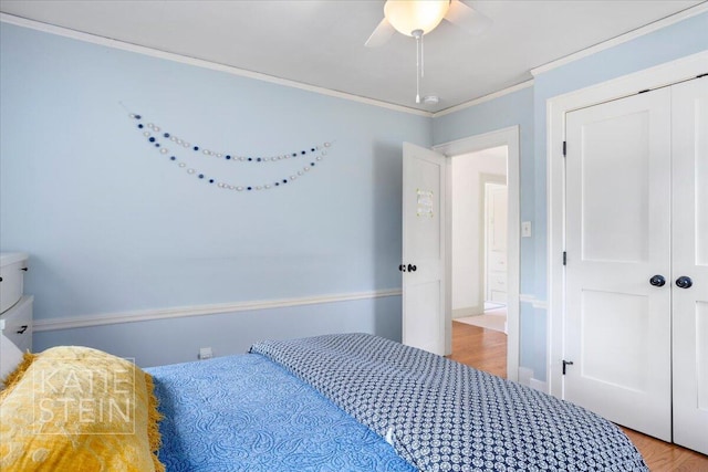 859 Orchard Ave SE, East Grand Rapids, MI 49506 - bedroom featuring crown molding, wood finished floors, a closet, and ceiling fan