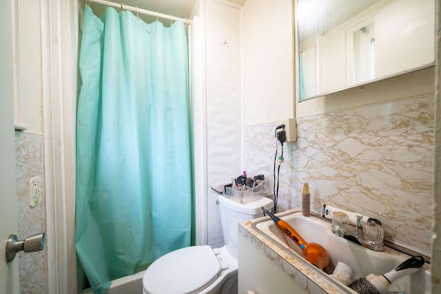 635 Sinclair Ave NE, Grand Rapids, MI 49503 - bathroom with a shower with curtain, vanity, and tasteful backsplash