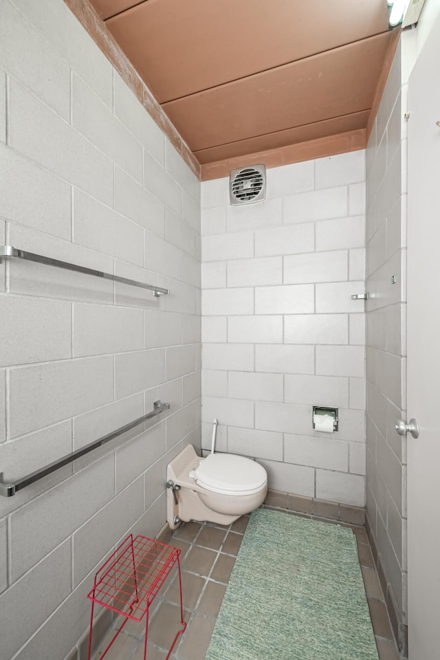 4075 N Delhi Rd, Ann Arbor, MI 48103 - bathroom with tile patterned flooring and tile walls