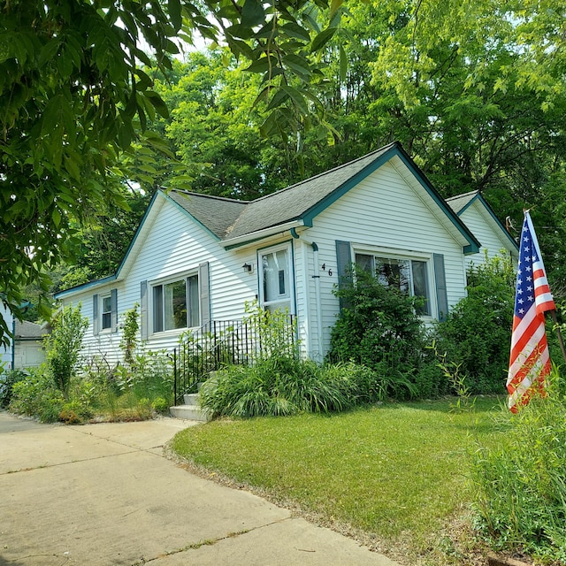 246 Ridgeway Rd, Jackson, MI 49202 - view of front of house featuring a front yard and roof with shingles