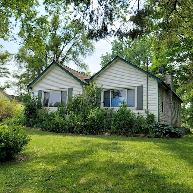 246 Ridgeway Rd, Jackson, MI 49202 - ranch-style home with a front yard and a chimney