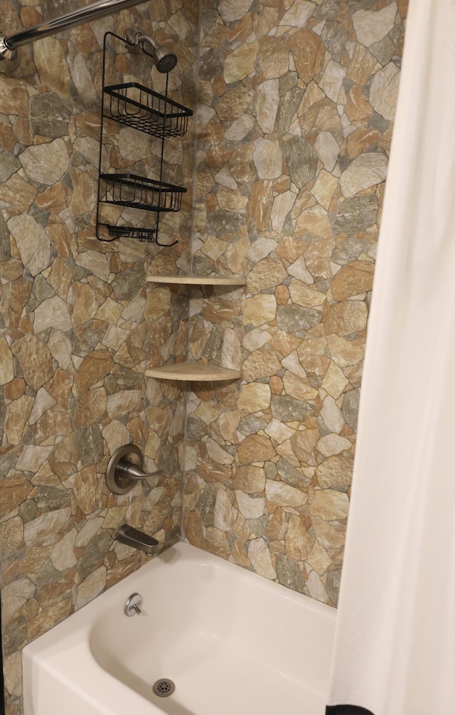 5752 Pine View Dr, Ypsilanti, MI 48197 - full bath featuring shower / tub combination